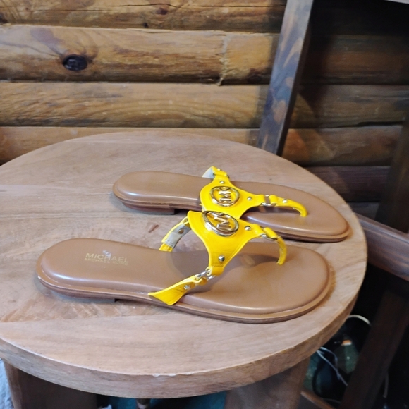 NWOT Michael Kors Conway Sandals Flat Slip-on Thongs Yellow Genuine - Picture 4 of 6
